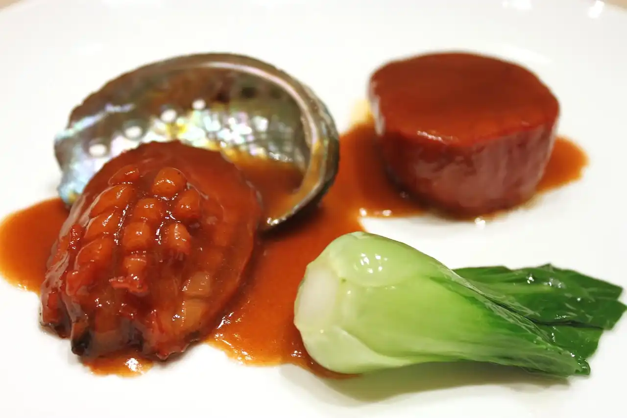 乾鮑魚泡發四天完整流程。第一天浸泡喚醒組織，第二天清潔雜質，第三天將鮑魚加熱煮沸，第四天加料煨煮使其充分吸收鮮味。