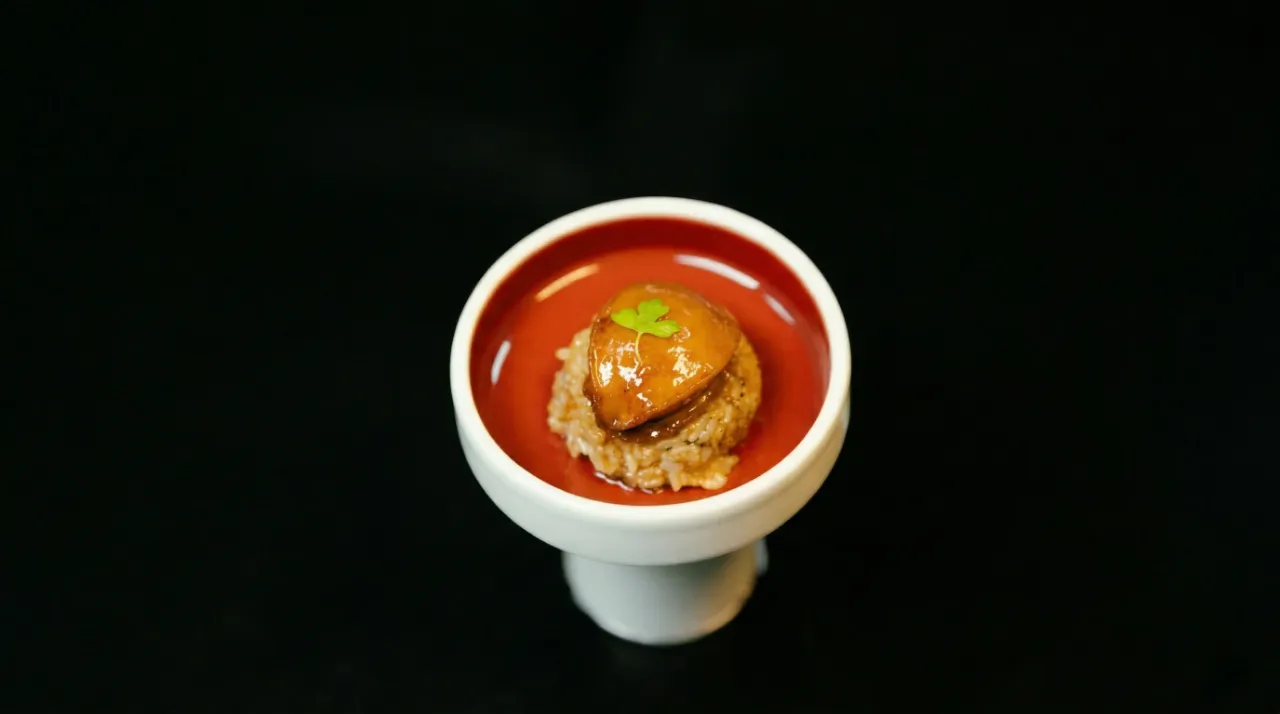 乾鮑魚泡發成功與否關鍵，所有接觸鮑魚的容器、工具與雙手，都必須完全無油。