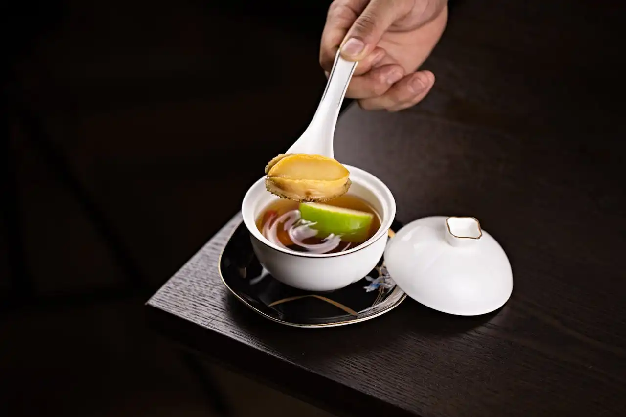 乾鮑魚泡發失敗原因：接觸到油脂、浸泡時間太短或換水頻率太低、加熱火源過大、沒有煨製入味。