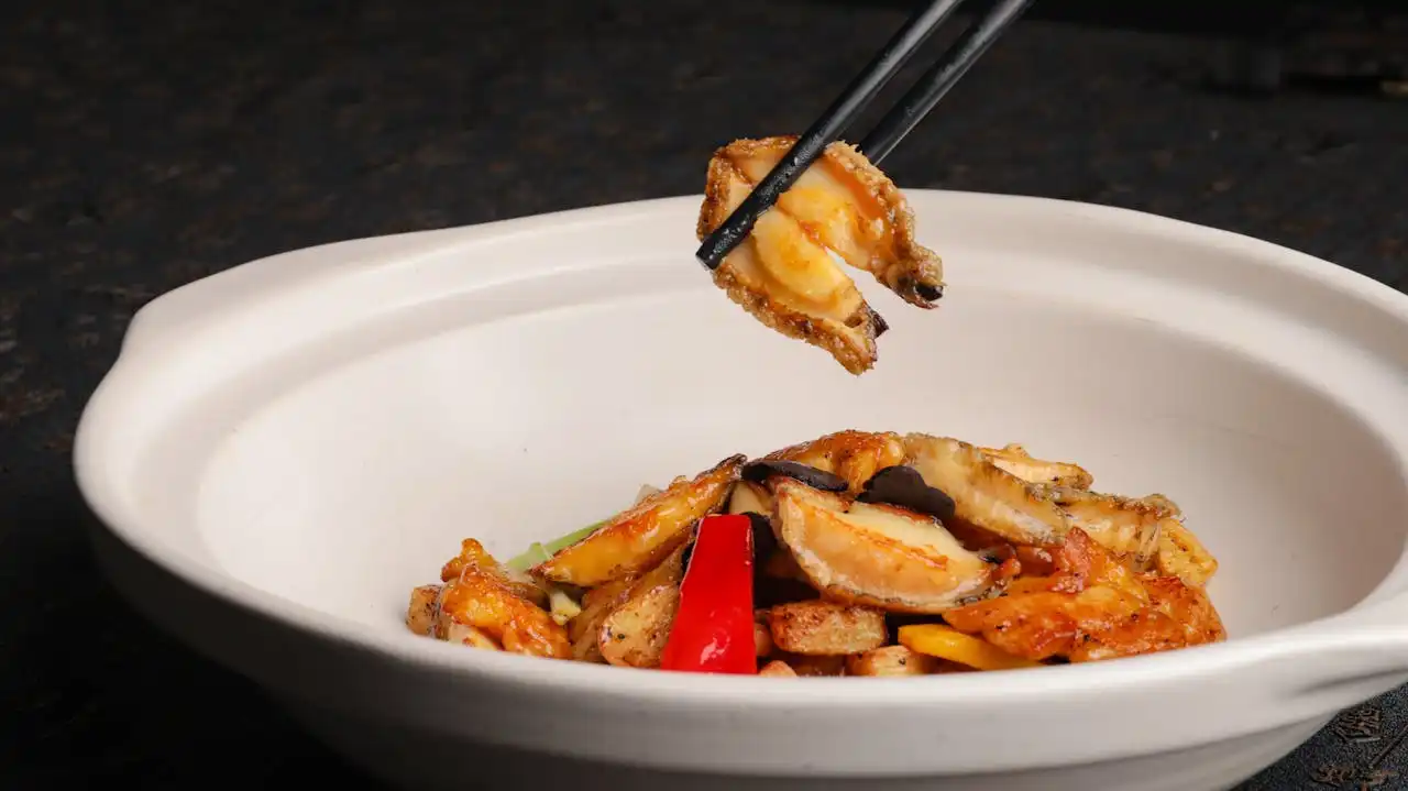 乾鮑魚泡發秘訣：容器無油、浸泡足時、換水勤快、火候溫柔、不省略煨製步驟。