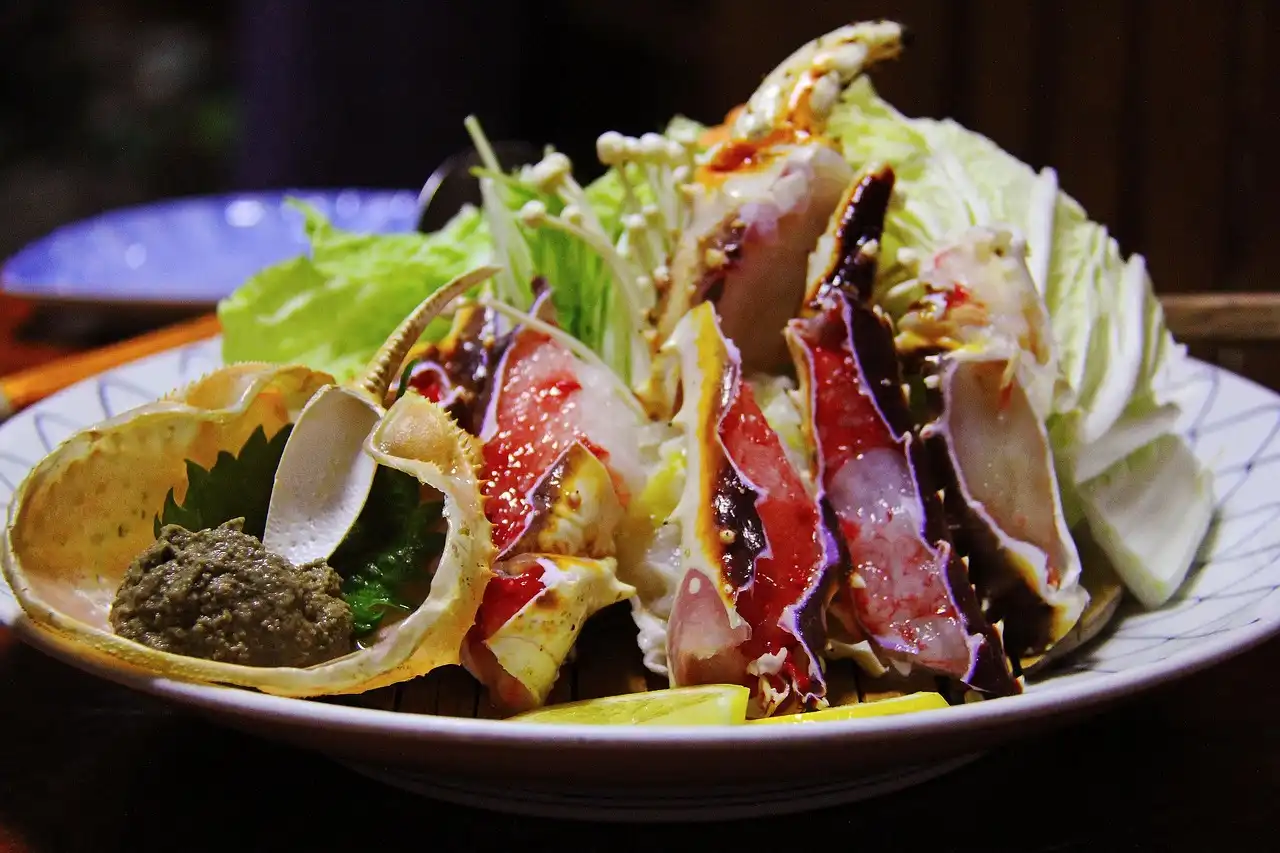 解鎖鱈場蟹超越火鍋的頂級風味，可透過日式「直火炭烤」利用甲殼焦香鎖住原汁原味，或採用美式「澄清奶油蘸食」提升鮮甜層次，在家即可體驗世界級的海鮮饗宴。