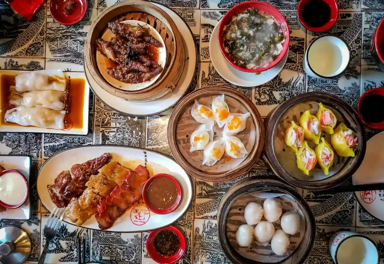 獨立真空小包裝讓小家庭可依人數與節慶行程彈性拆封，除夕吃雞湯蹄膀、初一蒸米糕、初二帶佛跳牆回娘家，避免整桌反覆加熱與菜尾浪費。