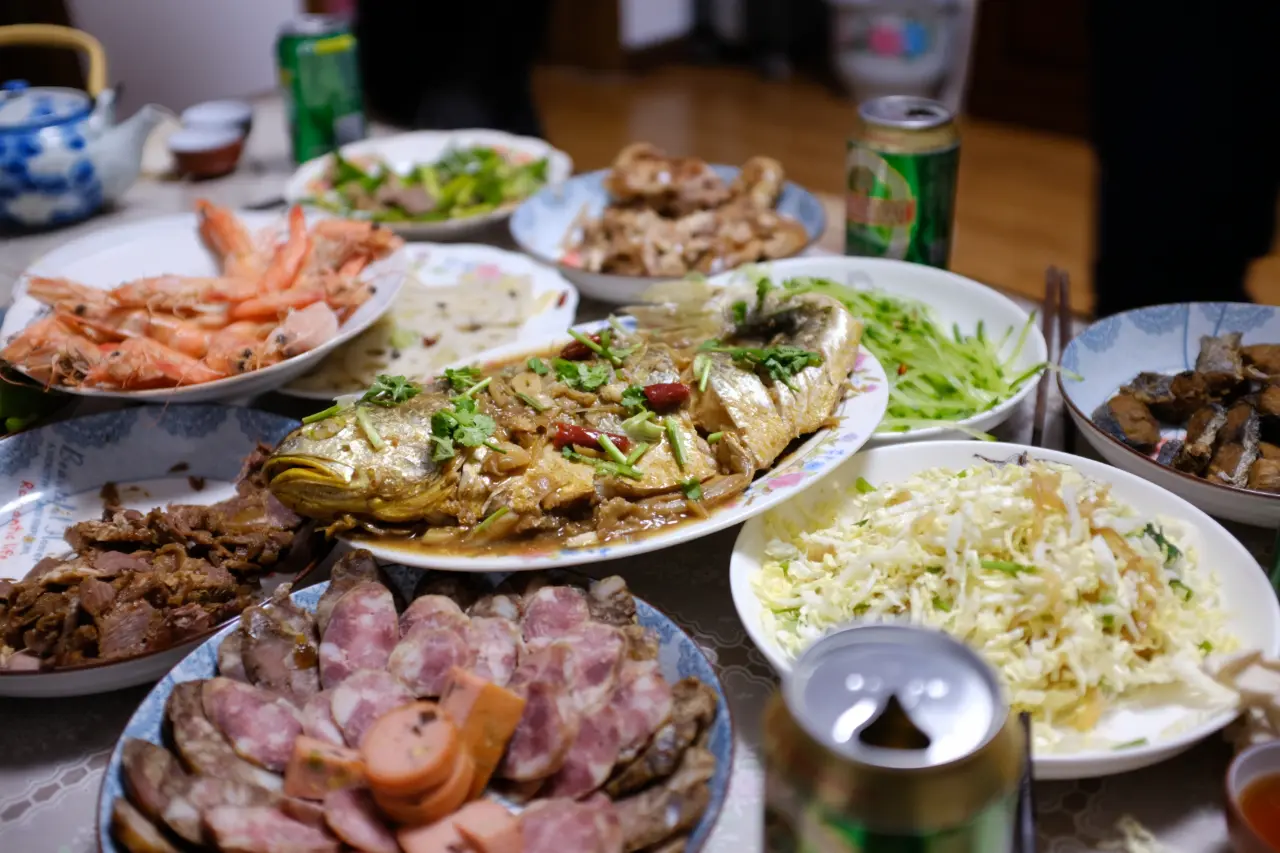 廚房新手也能輕鬆準備年菜，從白菜獅子頭、白玉干貝燉雞湯到清蒸鮮魚，掌握簡單食材與電鍋、砂鍋料理技巧，少油煙、好上手，輕鬆端出團圓大菜。