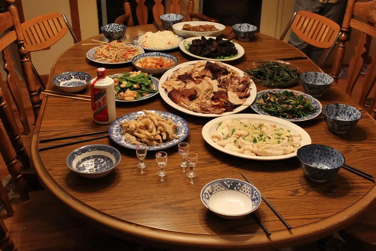掌握70%冷凍功夫菜搭配30%自煮料理與鮮脆青菜的混搭比例，提前準備招牌大菜與簡單開運菜，省下繁複備料時間，同時保留除夕圍爐的手作溫度與團圓心意。