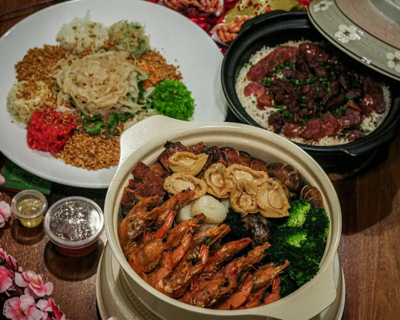 年菜外帶適合住家離店近、偏好現做或冷凍庫不足的家庭;冷凍宅配、自取與專車則適合重視提前備餐、分批享用與配送彈性的家庭,可依距離、需求與儲存空間選擇。