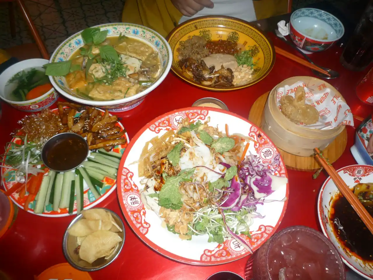 過年經典年菜不只講究美味，更蘊含年年有餘、團圓圓滿、添福添壽等吉祥寓意，從全魚、全雞、長年菜到佛跳牆、蹄膀，展現傳統圍爐的節慶文化與祝福。