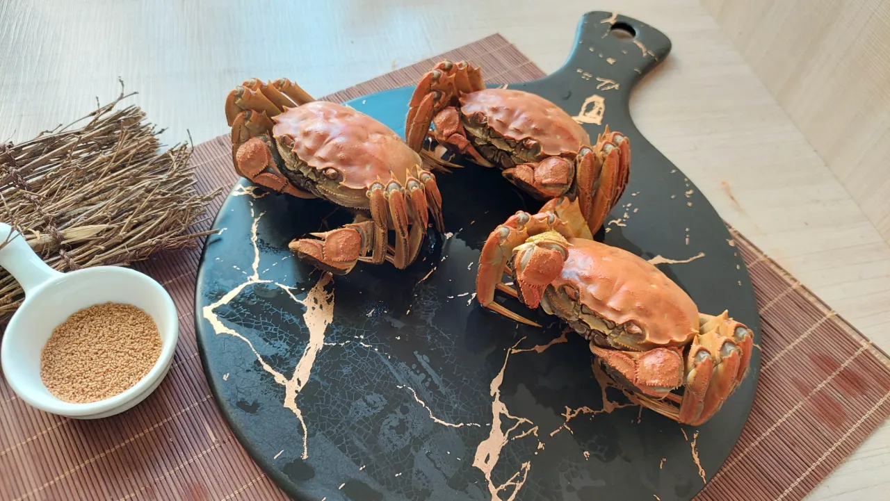大閘蟹最佳品嚐期為農曆9至11月（約9&ndash;12月初），秋季蟹黃與蟹膏最飽滿；公母可依成熟度與產季分段選擇，整體風味在產季皆具高水準表現。