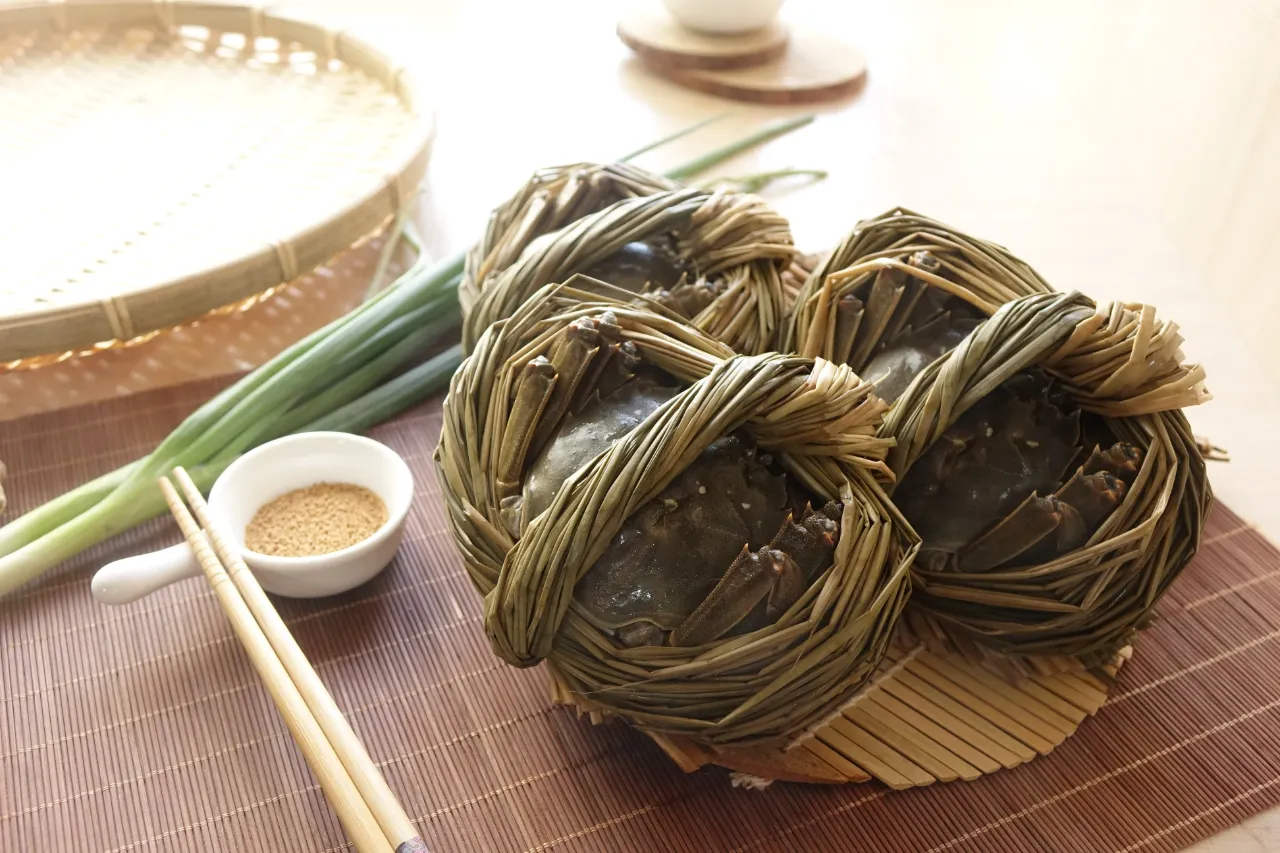 大閘蟹雖是秋季美味，卻也是全球百大外來入侵物種，憑藉驚人的適應力與洄游能力，對歐美水域生態及漁業造成嚴重衝擊。