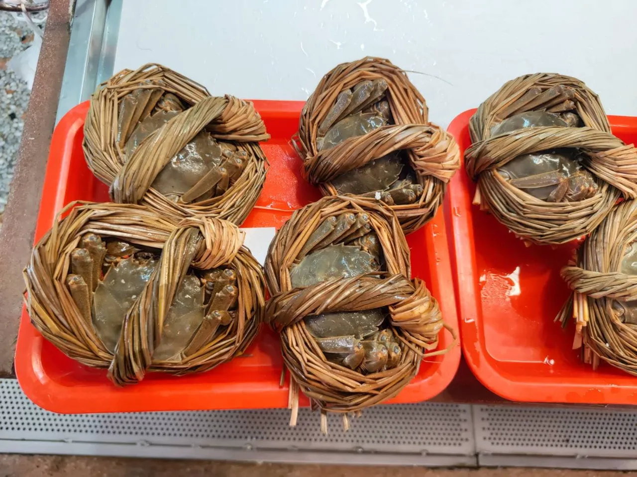 台灣進口大閘蟹採逐批查驗與嚴格檢驗制度，從養殖場資格到藥物、重金屬及戴奧辛檢測層層把關，確保食安也影響市場價格。