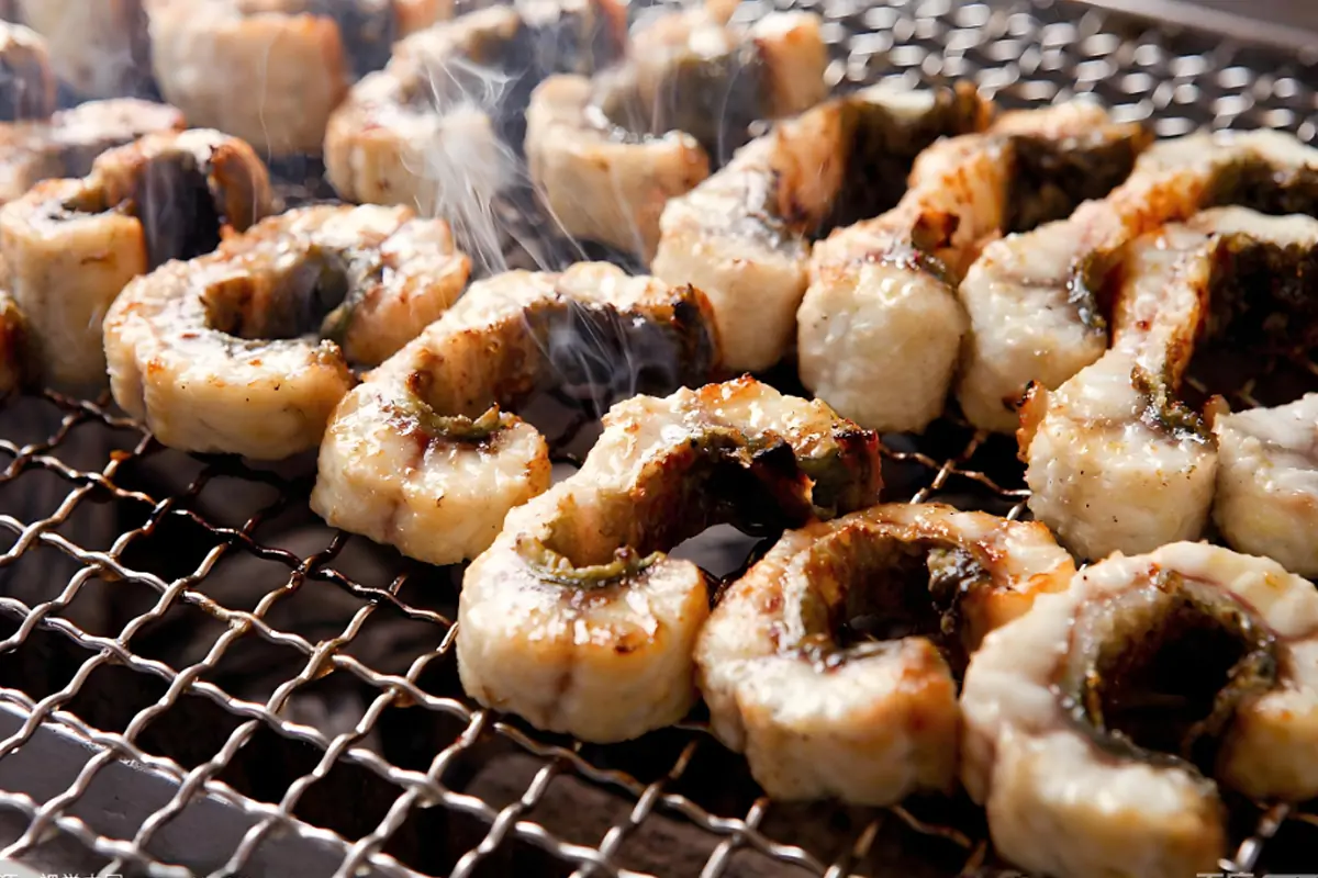 鰻魚料理方式以白燒、蒲燒為主，烤製工序繁複，層層堆疊美味。