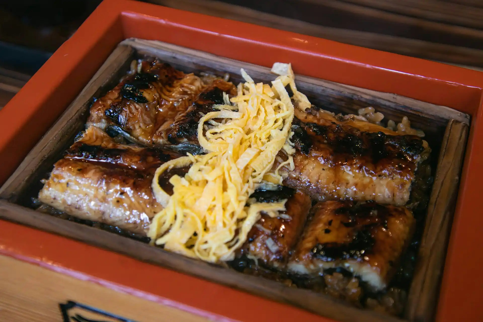 蒲燒鰻是經剖背、蒸烤並刷上甜鹹醬汁的經典日式料理，選購時應依含醬或白燒形式，挑選油脂均勻且呈琥珀色澤的高品質鰻魚。