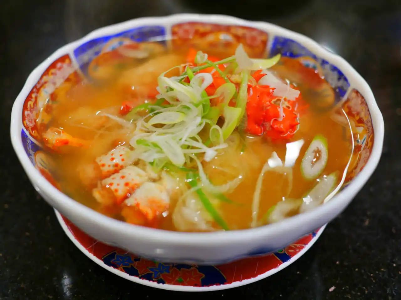 花咲蟹以高濃度游離胺基酸帶來極致鮮甜與彈牙口感，搭配鐵砲汁等料理將風味完全釋放，成就其被譽為勝過帝王蟹的濃烈海味代表。