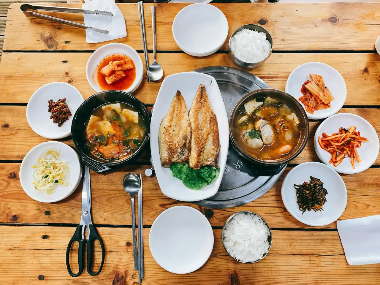 挪威鯖魚與台灣鯖魚在油脂、Omega-3 含量與料理方式各有特色,帶來從濃郁豐腴到清爽鮮甜的不同風味與營養價值。