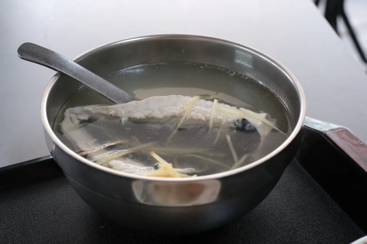 台南虱目魚粥名店各具特色，從魚肚清甜湯底到魚皮膠質口感與多部位搭配，展現台南早餐文化與虱目魚全魚利用的多樣風味。
