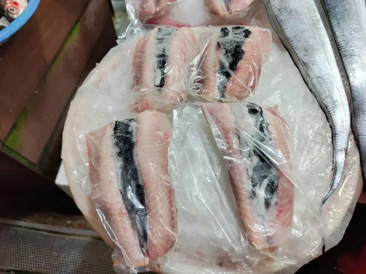 台南去刺職人以純熟剪刀工法逐一去除虱目魚 222 根魚刺，結合傳統技藝與現代加工技術，打造安全便利的無刺虱目魚肚。