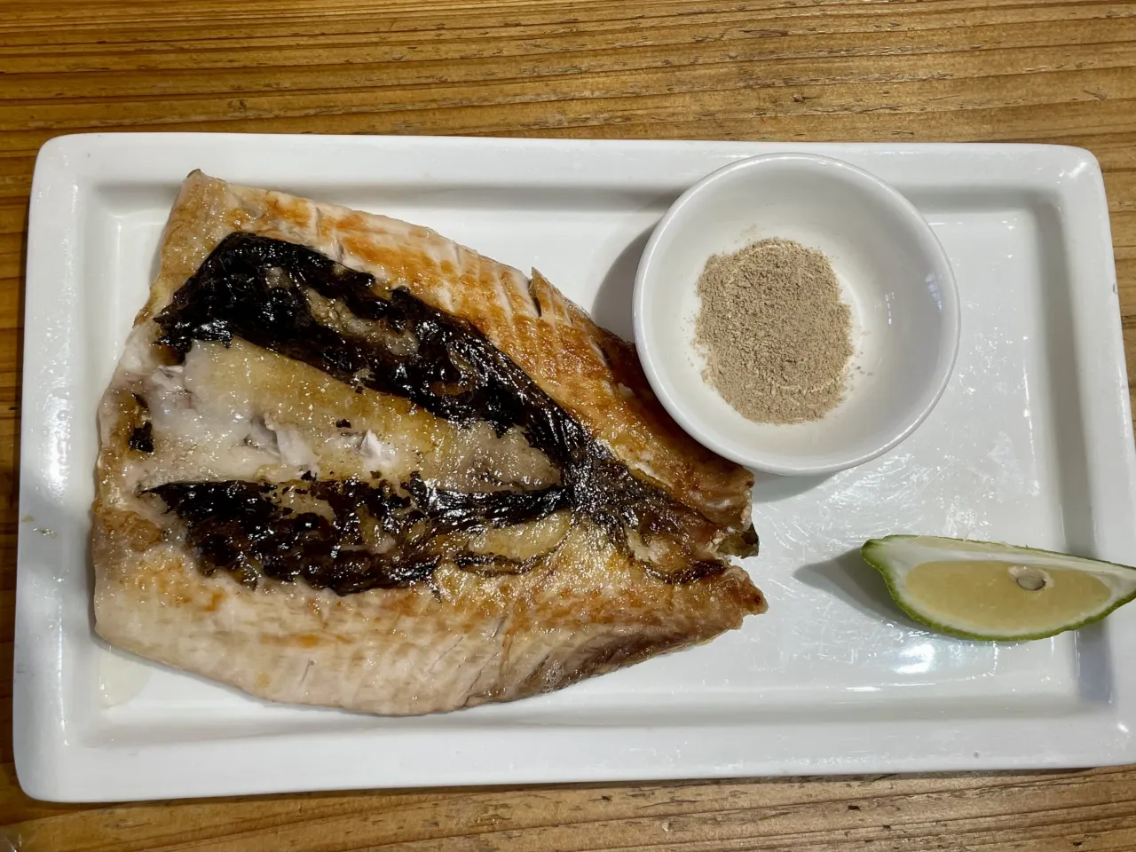 避免虱目魚肚噴油、黏鍋與外焦內生，只要掌握吸乾水分、控制油溫及小火慢煎三大關鍵，就能大幅提升料理成功率。