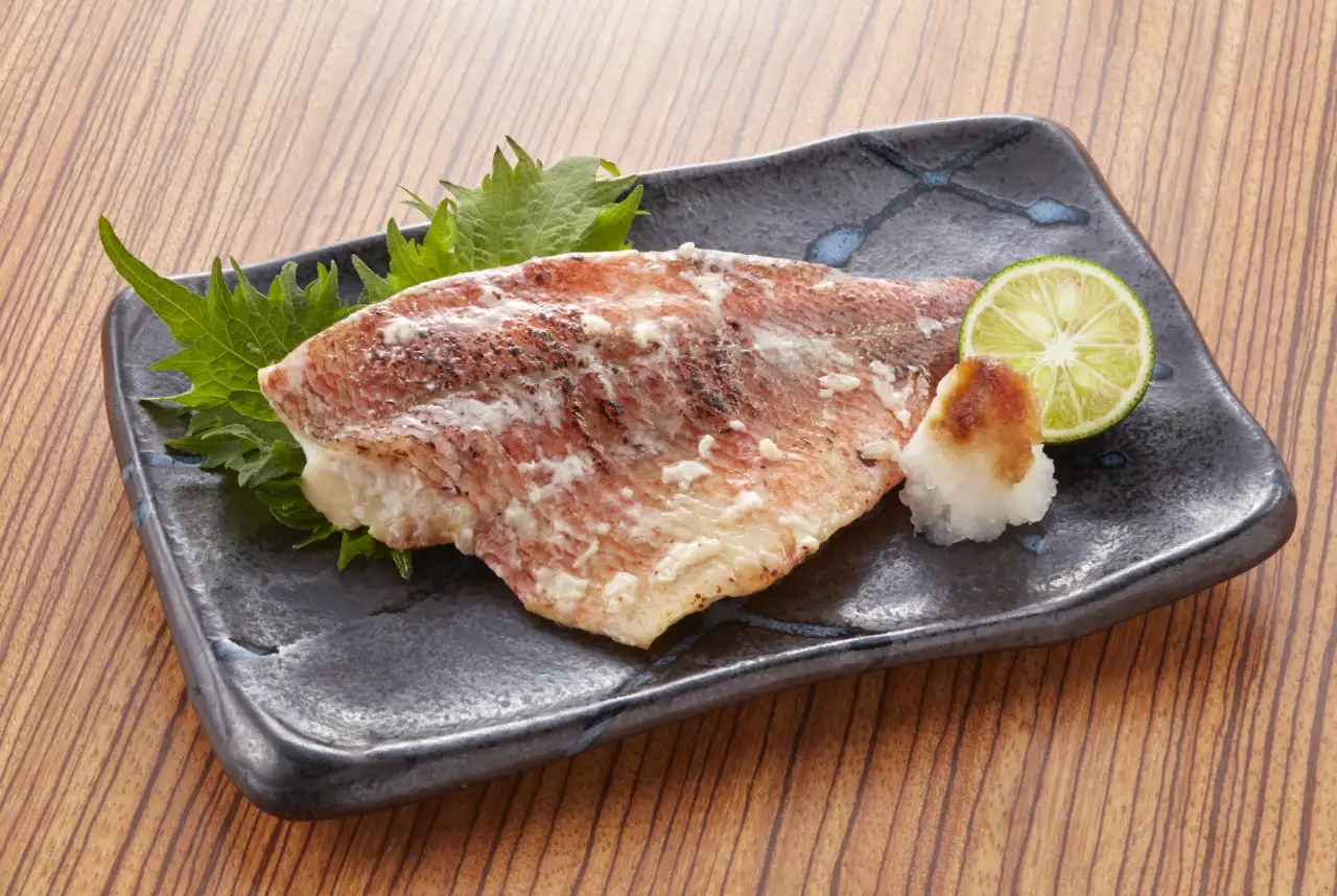 紅鮋魚多以去刺魚片販售,深海低溫孕育出細嫩高油脂肉質,選購時認明原料產地、急速冷凍與完整切面,更能確保新鮮與品質。