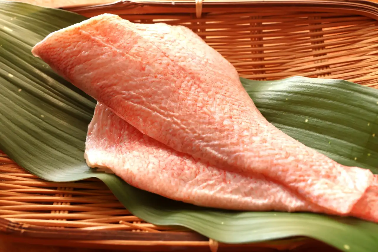 紅鮋魚片以冷藏或流水退冰最能保留鮮嫩口感,適合清蒸、紅燒、味噌湯、火鍋與魚片粥等多元料理。