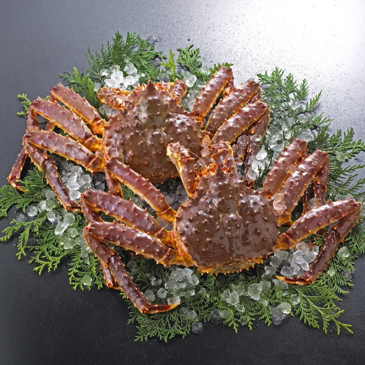 網購鱈場蟹應優先選擇標示產地、低包冰率（15%以內）且淨重透明的商家，並建議家庭客選購高性價比的「生凍蟹腳」以獲得最佳料理體驗。