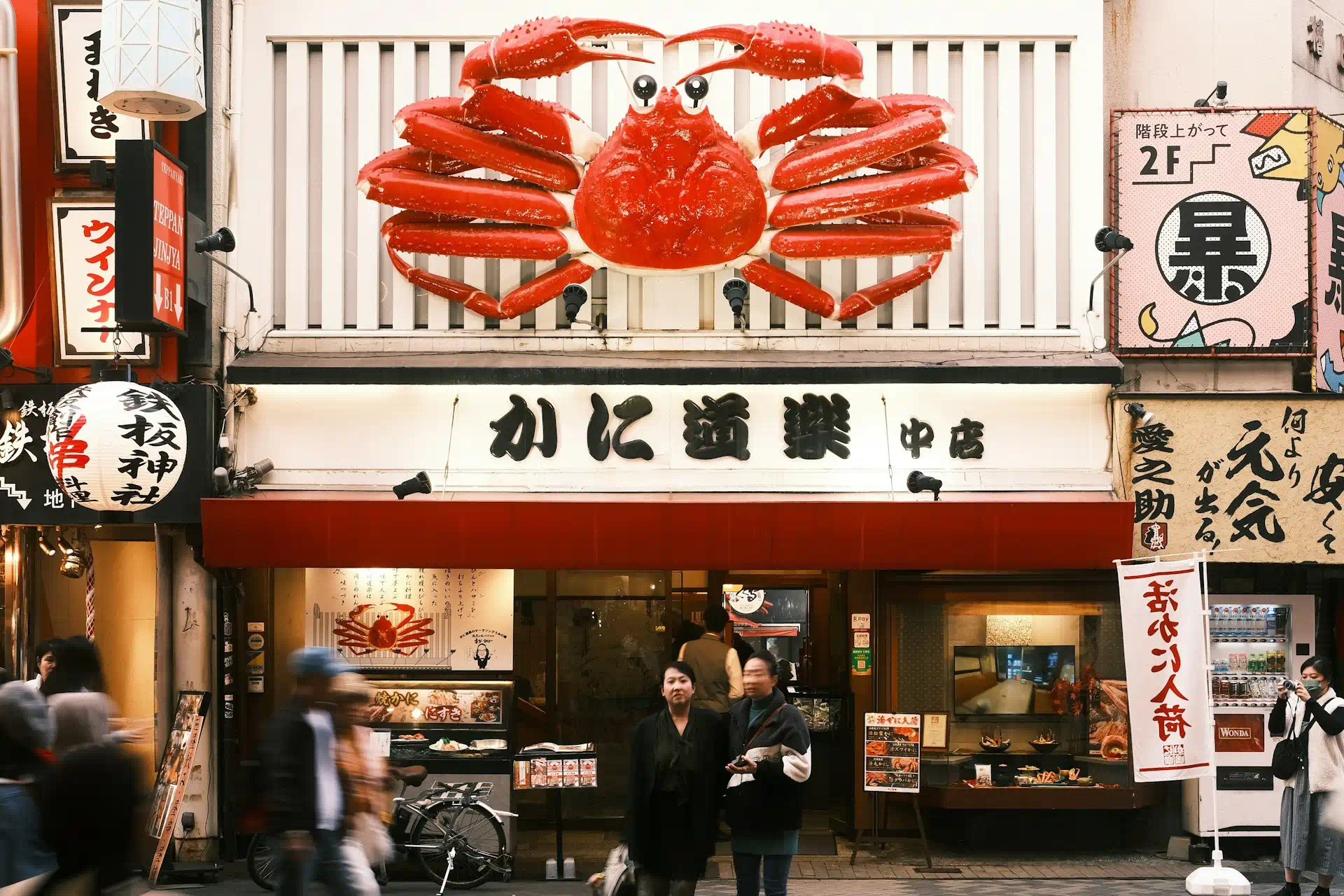 鱈場蟹雖在生物分類上屬寄居蟹近親，卻因生長於極地深海、無法人工養殖且需20年成熟，以體型最大、肉質純粹緊實的特性，奠定其全球頂級珍饈的地位。