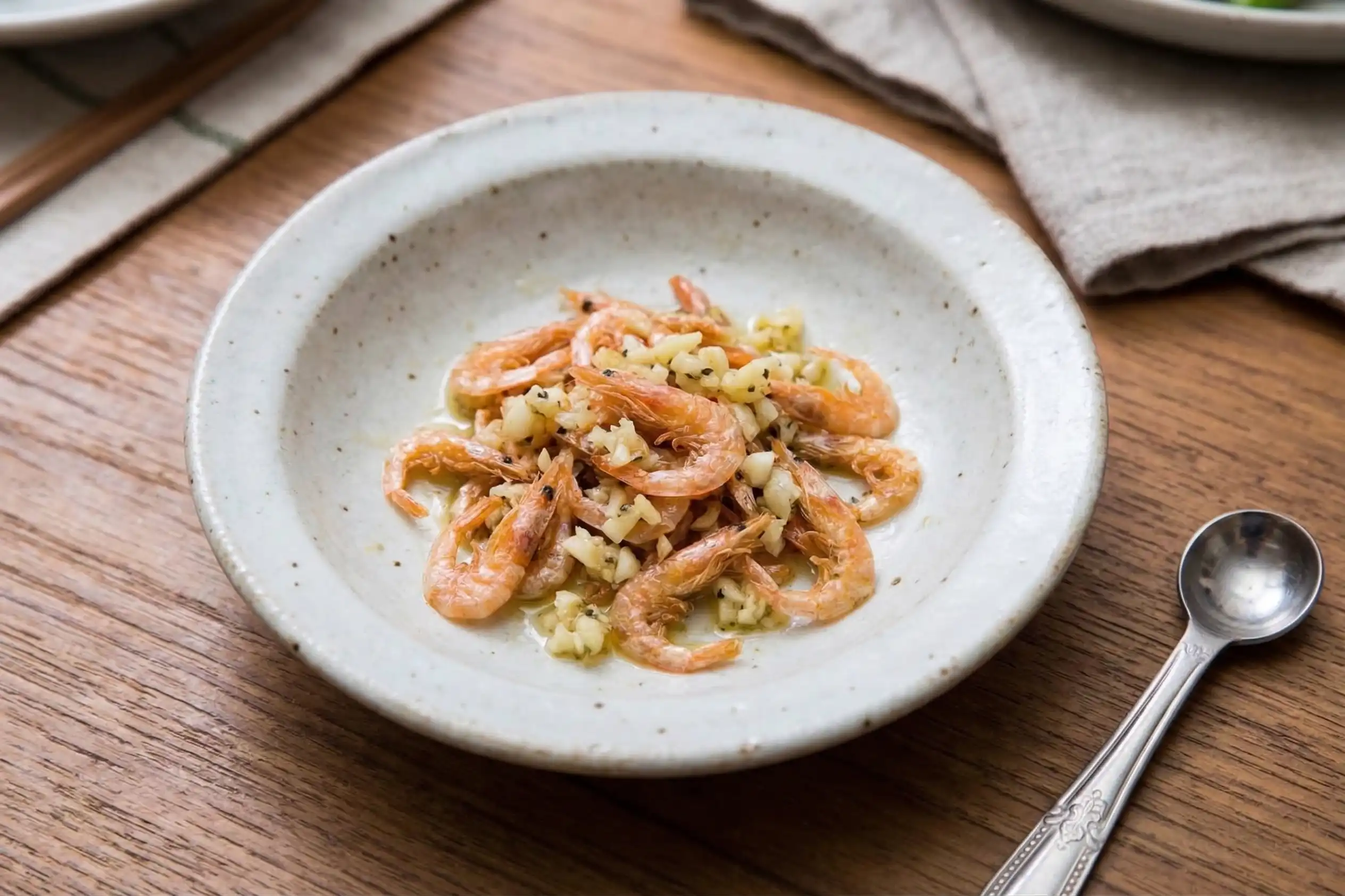 東港櫻花蝦公開拍賣制度，落實週休二日與漁獲配額，成為全球漁業永續管理典範。