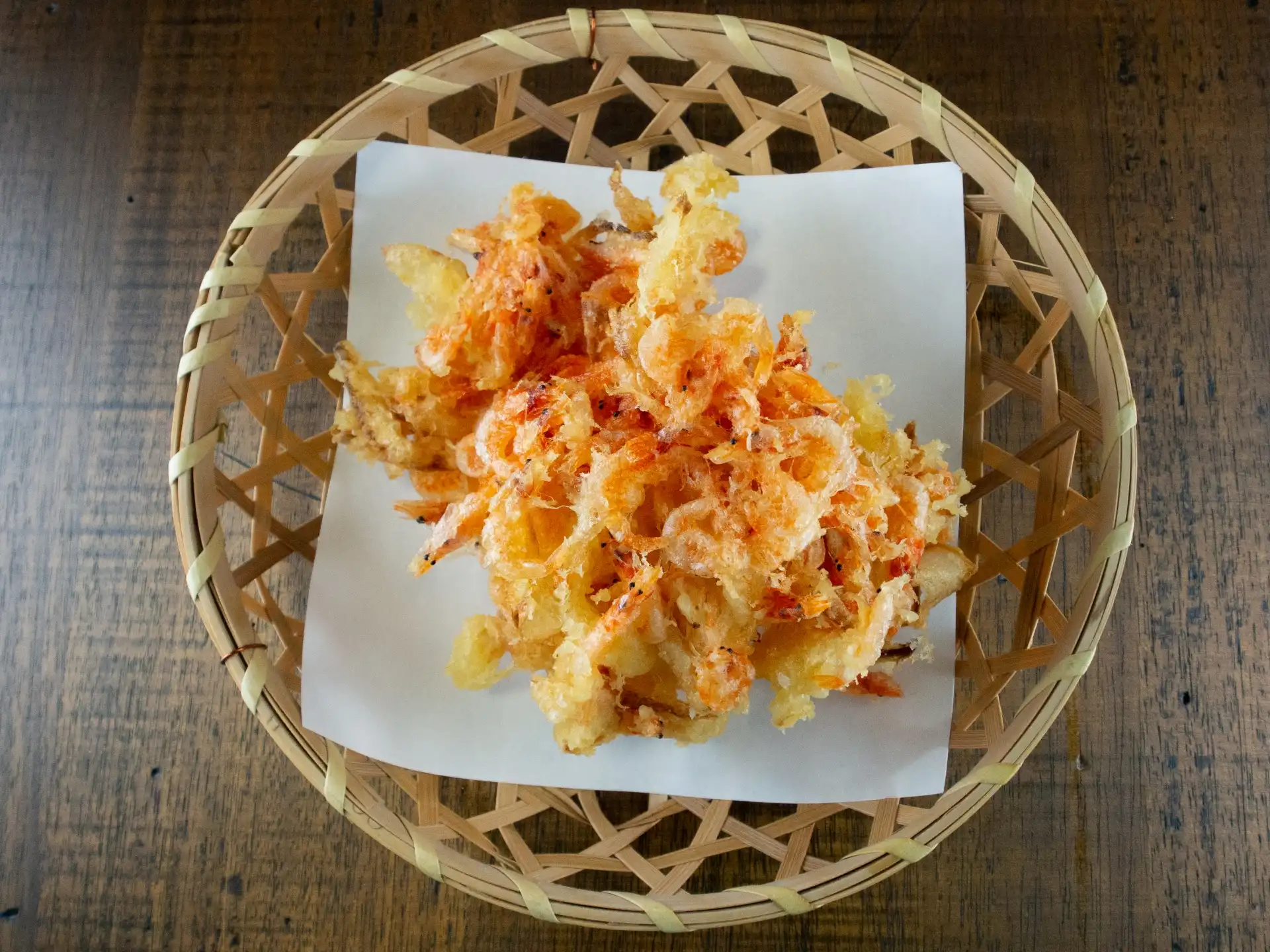 東港必買伴手禮櫻花蝦零食與蝦餅，以乾燥蝦乾與蝦漿壓製，口感薄脆且具深海甘甜味。