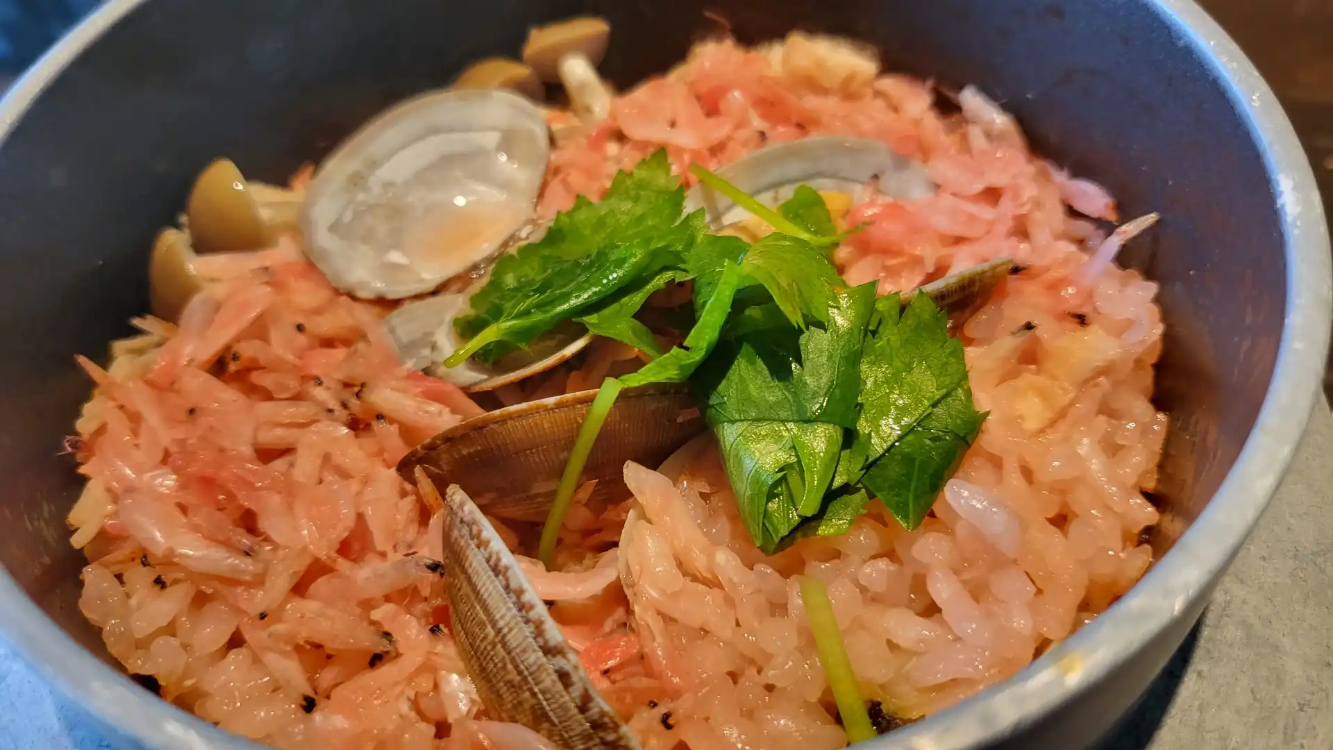 櫻花蝦三種形態對比：生凍（生食等級）、熟凍（快炒首選）與蝦乾（爆香必備）的用途與選購指南。