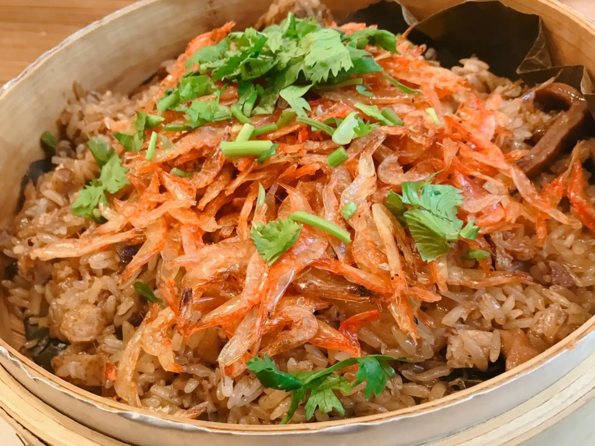 櫻花蝦乾爆香技巧：中火乾炒至香氣釋出、顏色轉橘紅即起鍋，防止蝦乾焦苦的火候控制示範。