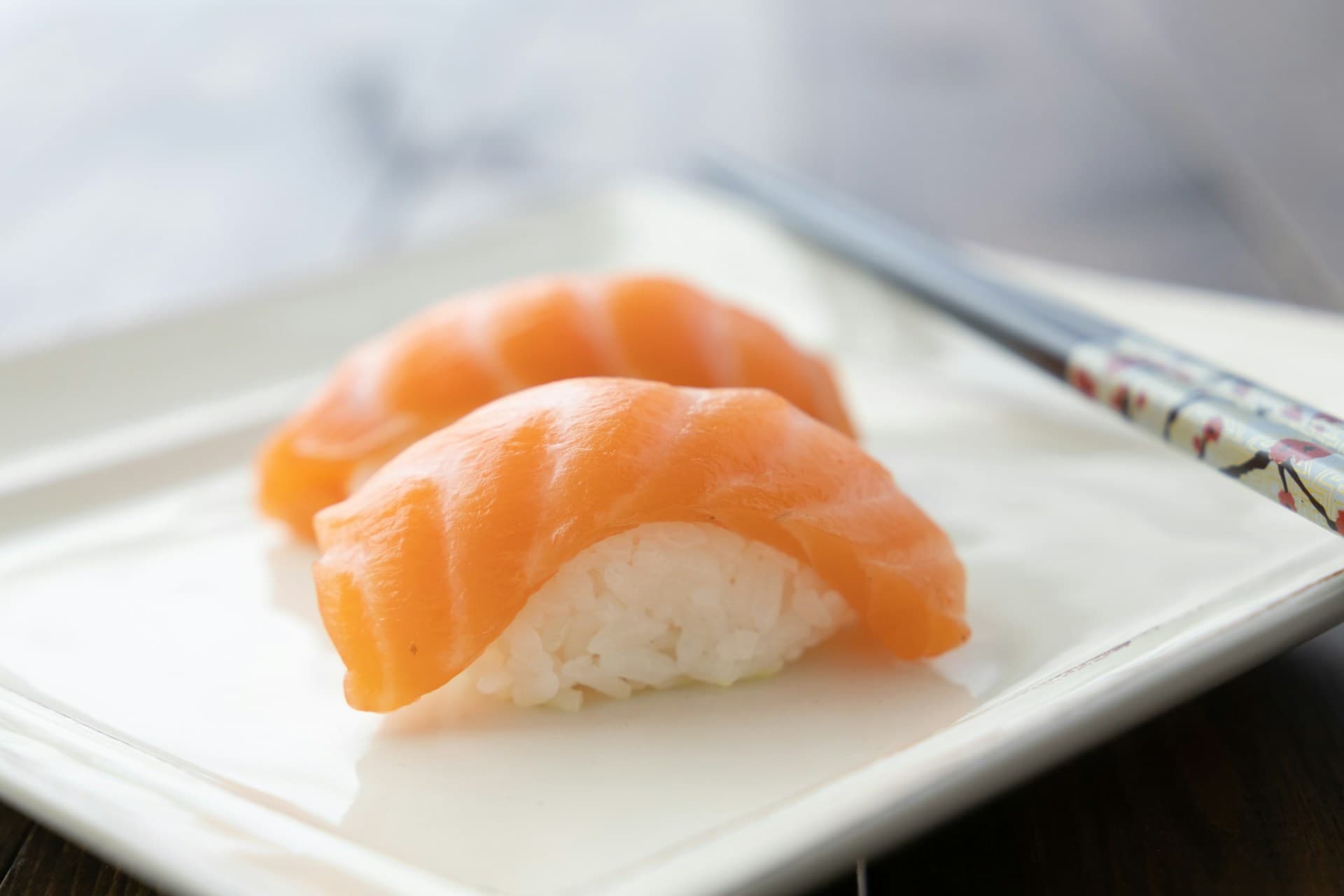 最適合生食的鮭魚部位介於魚身與魚腹,是生魚片最常用到的部位