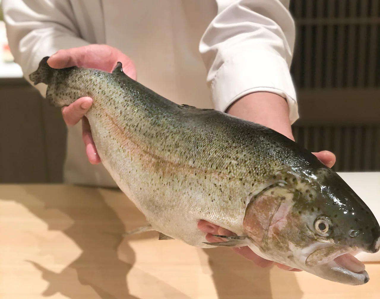 野生白鮭可能帶有異尖線蟲，不宜直接生食，需經符合規範的冷凍殺蟲處理或充分加熱；北海道傳統ルイベ以急凍半解凍方式品嚐白鮭，兼具特殊口感與食安考量。