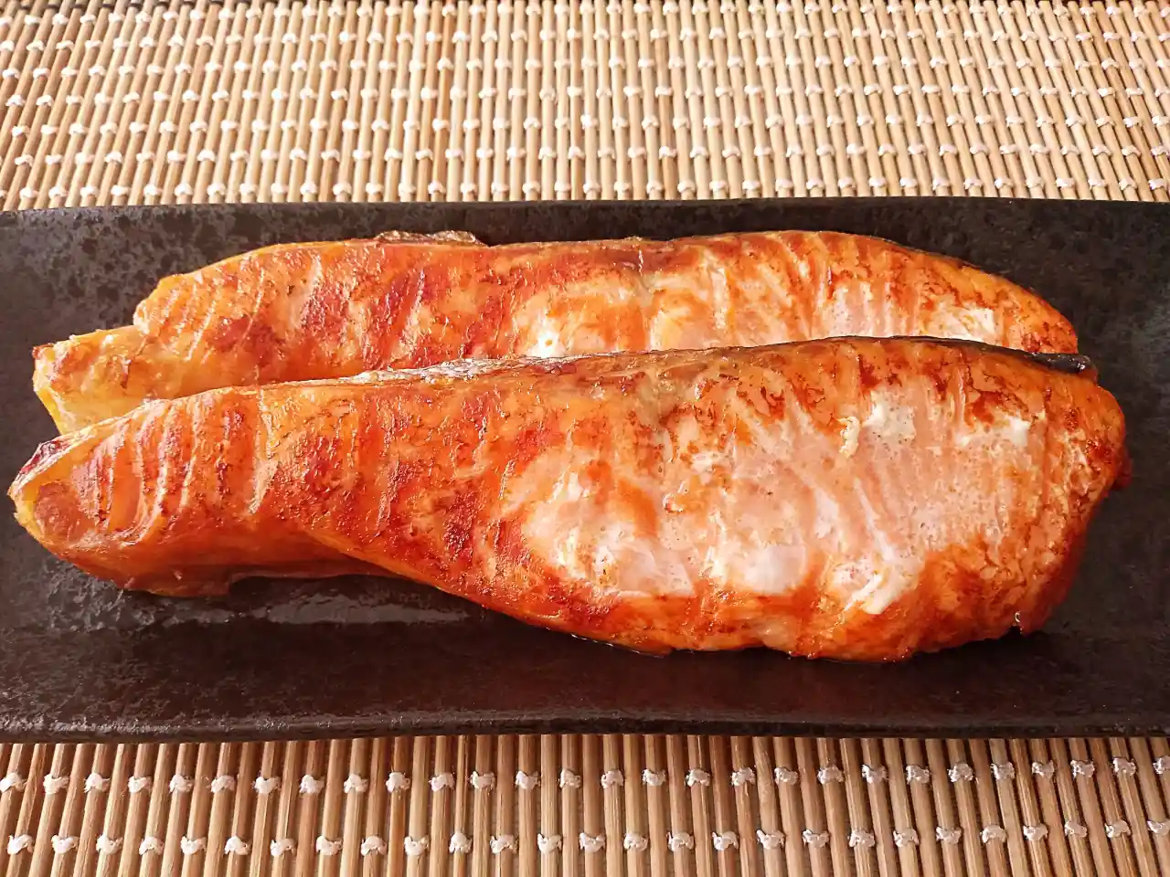 帝王鮭油脂豐富,適合冷鍋乾煎逼出自體魚油,魚皮酥脆、肉質保持濕潤;若製作刺身或握壽司,則應確認原料符合生食規格及寄生蟲控制的急速冷凍條件。