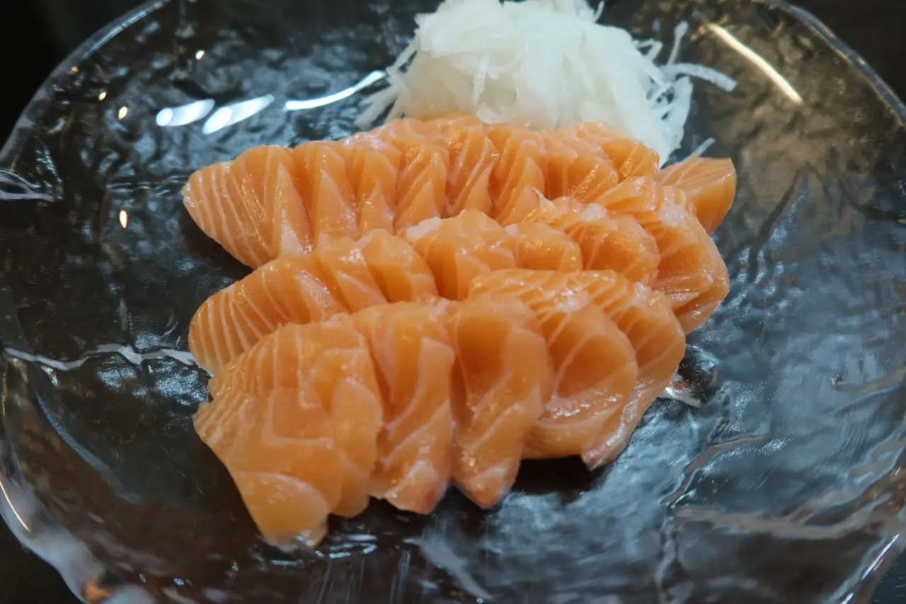 大西洋鮭的橘紅色主要來自飼料中的蝦紅素,野生鮭魚可由甲殼類攝取,養殖鮭魚則多透過飼料補充;蝦紅素來源可能為合成或天然萃取,消費者可依產品標示與品牌資訊了解來源。