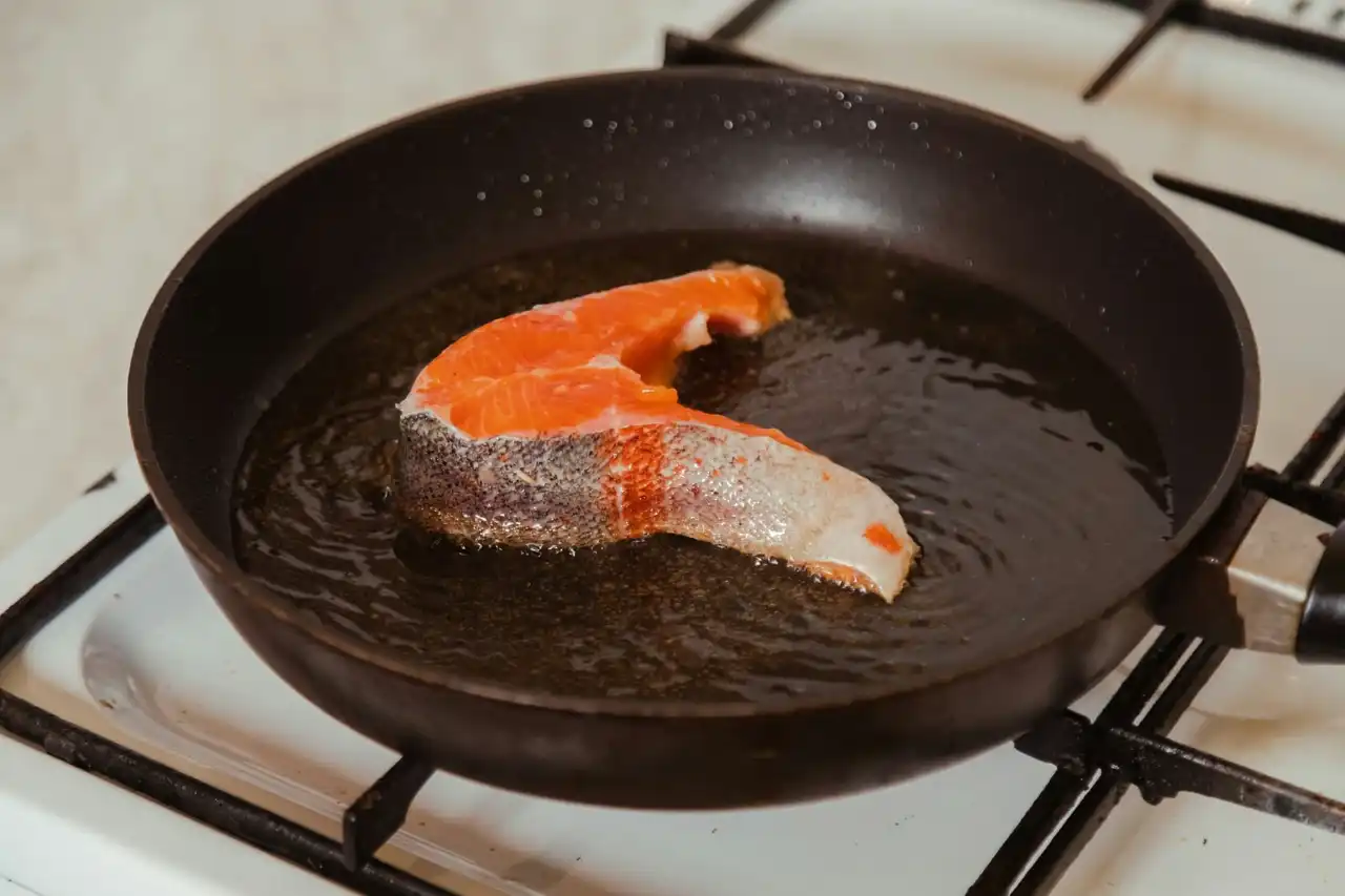 鮭魚部位中以魚身或魚腹拿來煎最常見