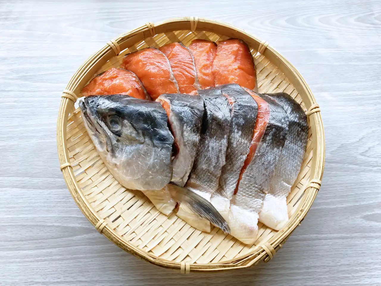鮭魚頭是最適合用來煮做湯的鮭魚部位,尤其是鮭魚頭豆腐湯是一道富含膠質又有少量油脂的美味湯品