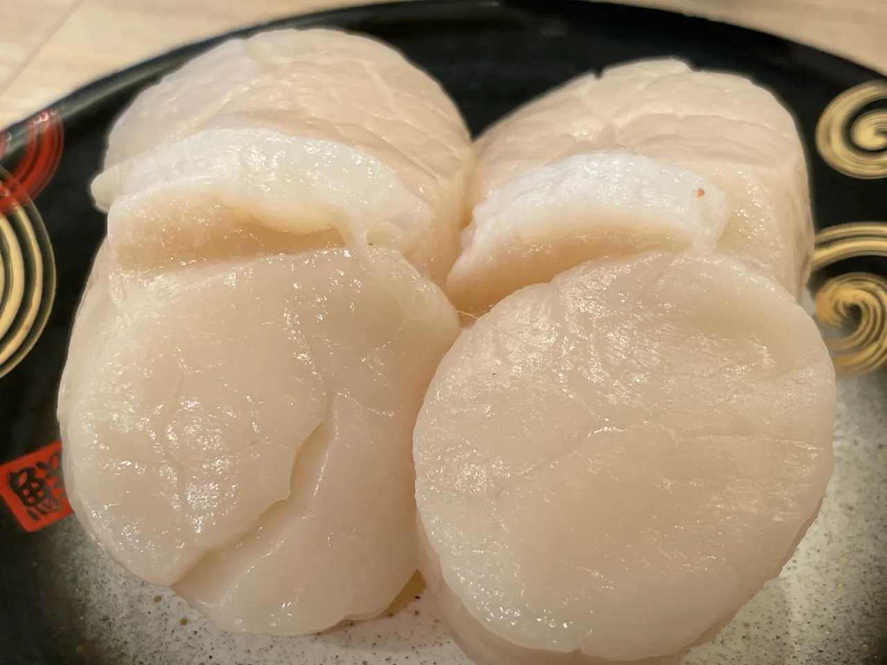 常見干貝種類包含生鮮干貝、乾燥干貝（瑤柱）及組合干貝，了解帆立貝、腰子貝、珠貝等來源與真假辨識技巧，才能挑選真正鮮甜、高品質的干貝。