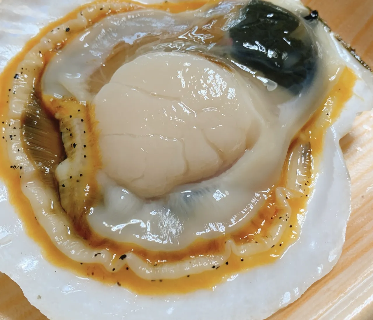 一次搞懂帆立貝、干貝的差異、營養價值、料理技巧與購買管道,讓你買對、吃對,也掌握日本帆立貝的入境攜帶規定。