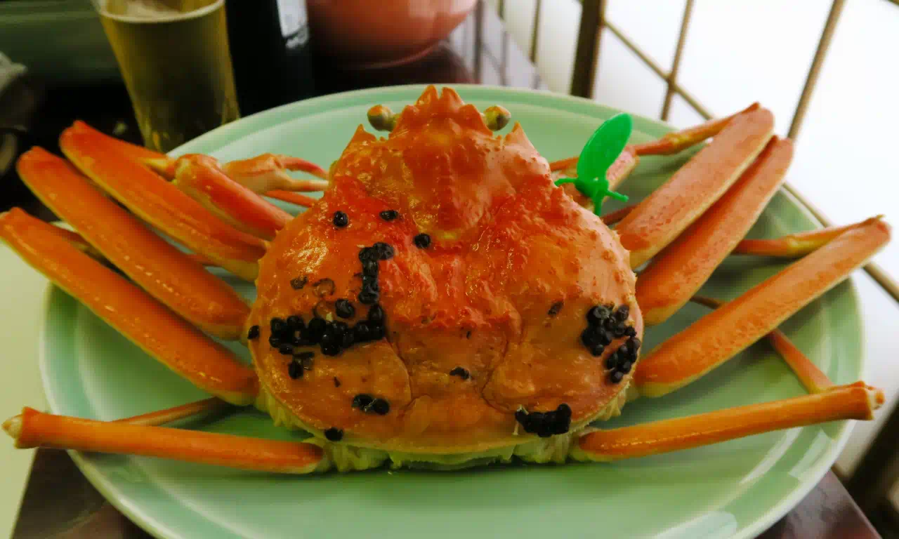 松葉蟹細緻如絲、甜味層次豐富，走的是高級鮮味路線；帝王蟹則纖維粗壯、口感彈牙，以份量感與豪邁吃感取勝，兩者從物種到風味定位都是完全不同的海鮮體驗。