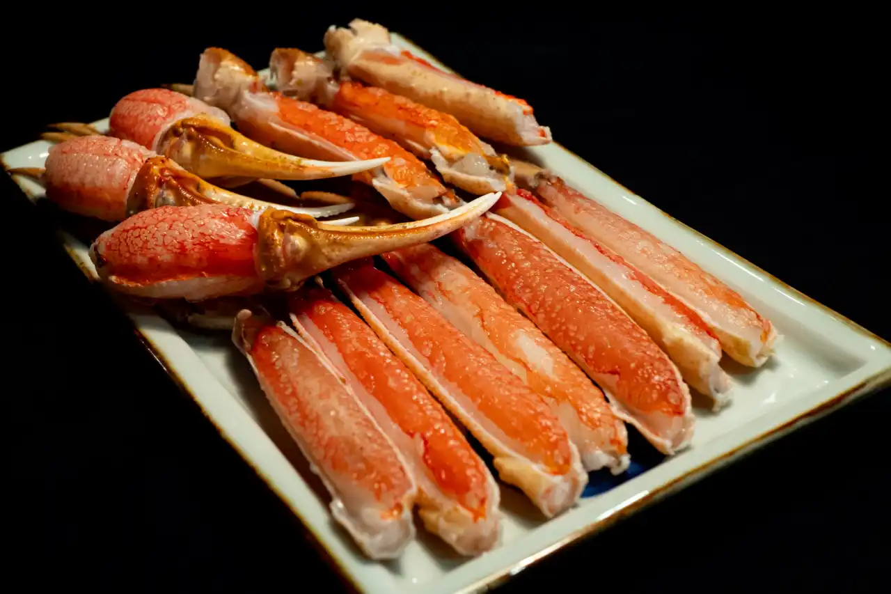 從清蒸原味、奶油蒜香到火鍋雜炊，熟凍松葉蟹腳憑藉簡單快速的料理方式，輕鬆打造出媲美餐廳等級的多層次海鮮饗宴。