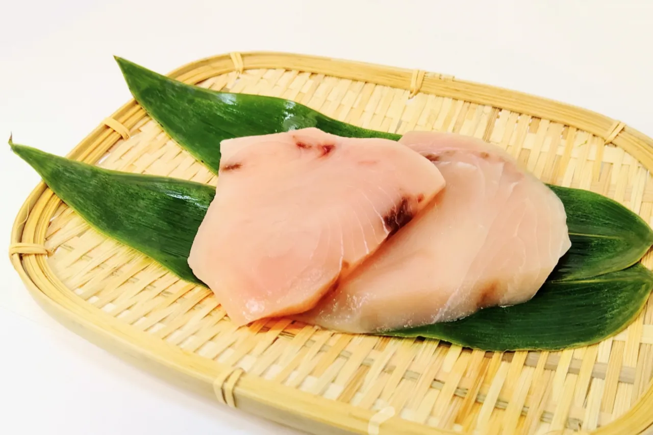 旗魚價格受魚種、漁法、產季與漁獲量影響而波動，其中鏢旗魚因品質佳而價格更高，而旗魚高昂的售價則來自捕撈難度大、無法養殖及分切保鮮成本高等因素。