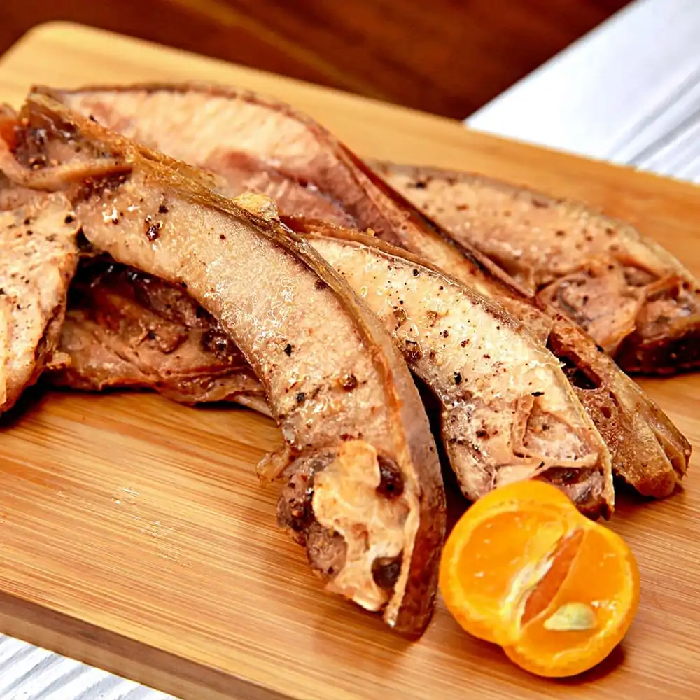 黑鮪魚料理多元：赤身適合乾煎醬燒、厚切鎖汁；中腹可居家炙燒做握壽司，釋放油脂香氣；罐頭延伸茶泡飯、冷盤與沙拉，5 分鐘完成高蛋白料理。