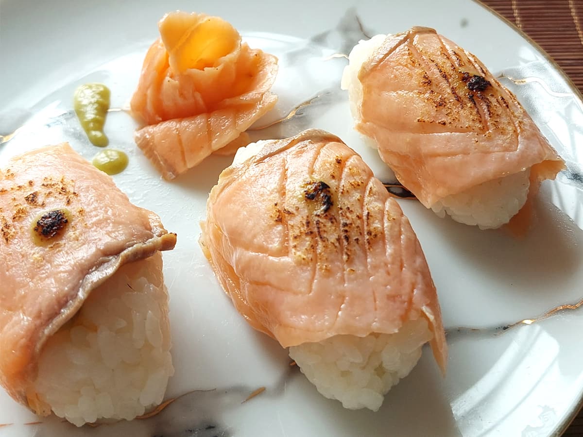 炙燒燻鮭魚握壽司