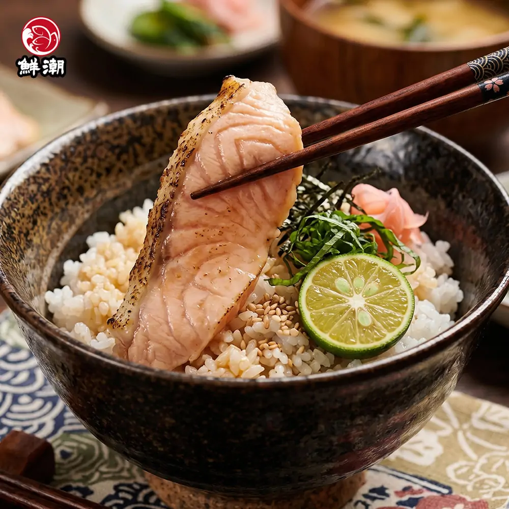 炙燒鮭魚腹片,解凍即可使用,適合炙燒握壽司、海鮮丼、壽司拼盤等用途